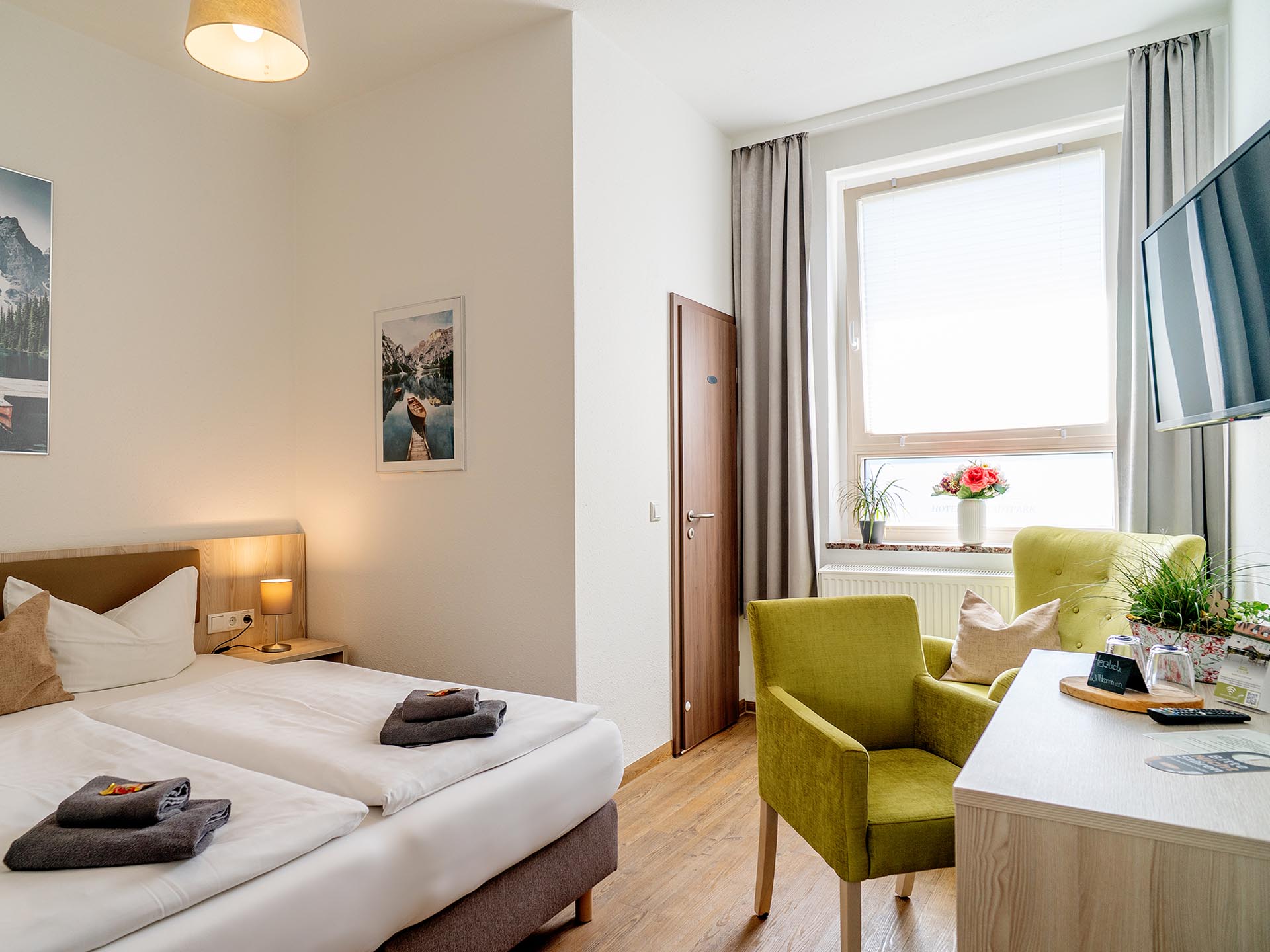 Liebevoll eingerichtetes Doppelzimmer im Hotel am Stadtpark Nordhausen mit großem Bett
