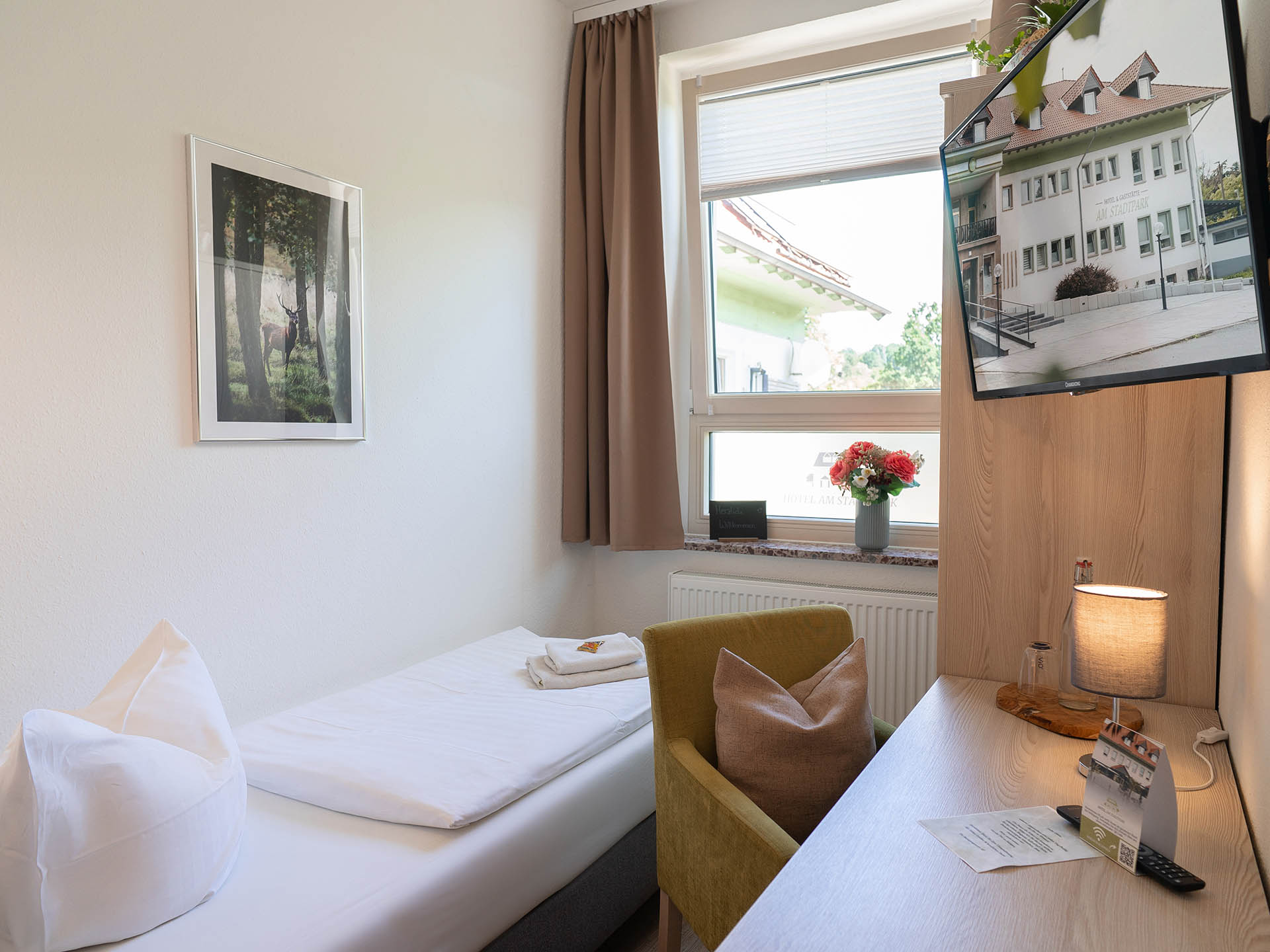 Einzelzimmer im Hotel am Stadtpark Nordhausen mit Bett und Fenster